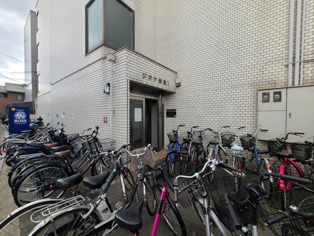 エントランス　外観とマッチしたエントランスです