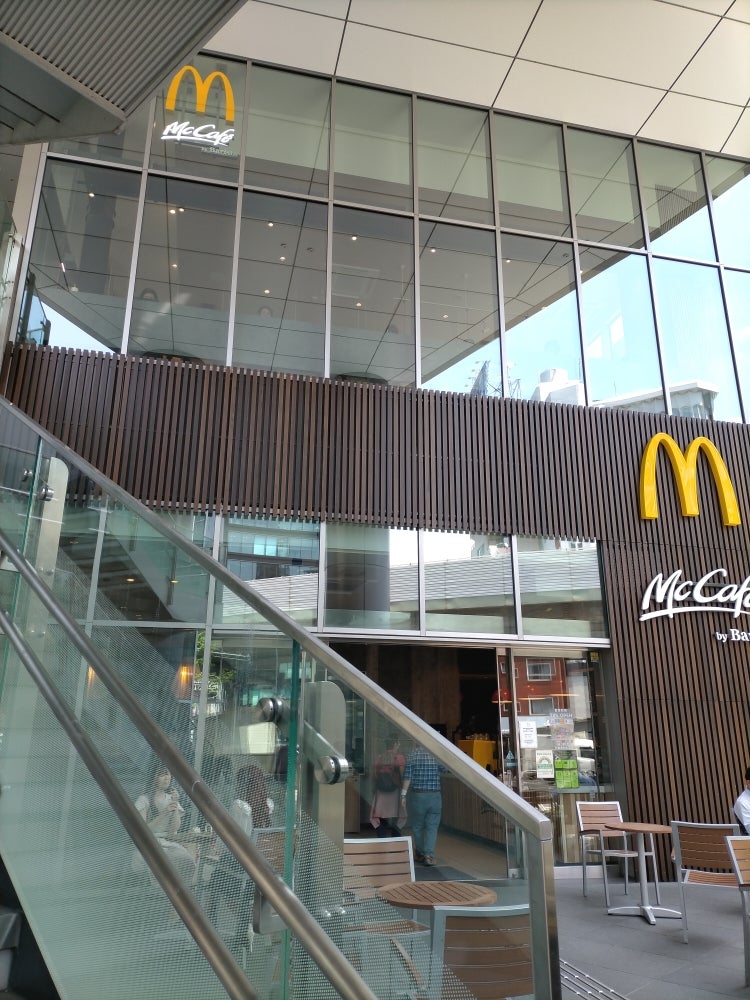 飲食店　マクドナルド六本木ヒルズ店（飲食店）まで326m