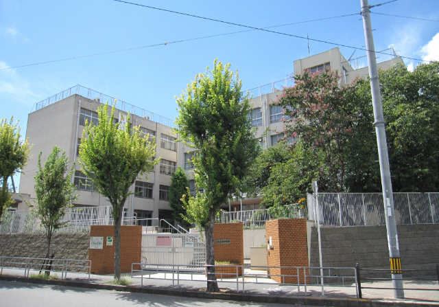 中学校　大阪市立大正北中学校（中学校）まで371m