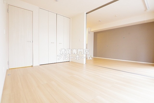 その他　リビング横にある6帖の洋室！