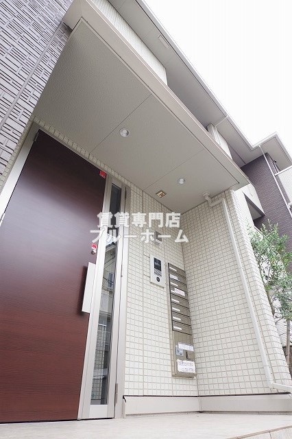 建物外観　軽量鉄骨造3階建ての物件！