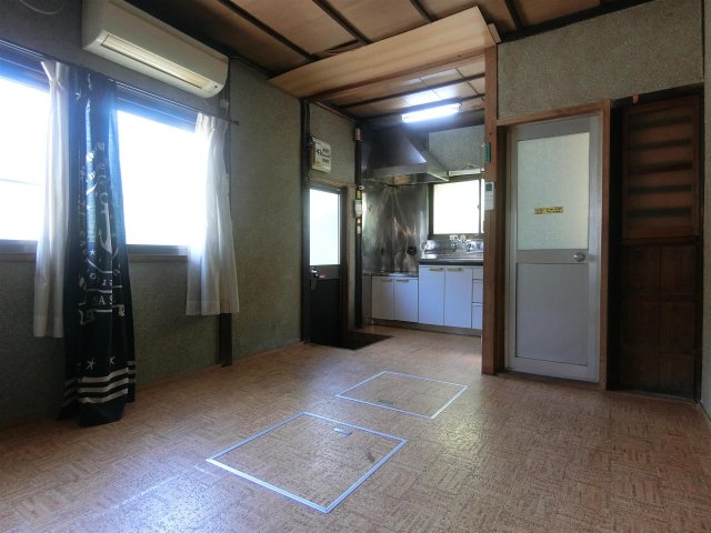 居室・リビング　窓が多くしっかり換気できるダイニング6帖♪