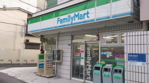 コンビニ　ファミリーマート六本木三丁目店（コンビニ）まで50m