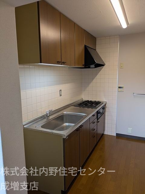 キッチン　３口コンロのシステムキッチン