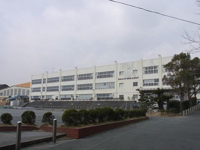 中学校　新居中学校（中学校）まで1500m