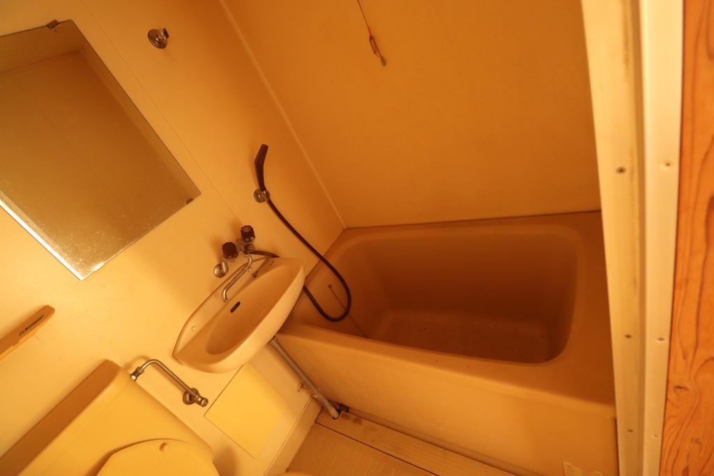 バス・シャワールーム　ユニットバスですが浴槽は広いです。