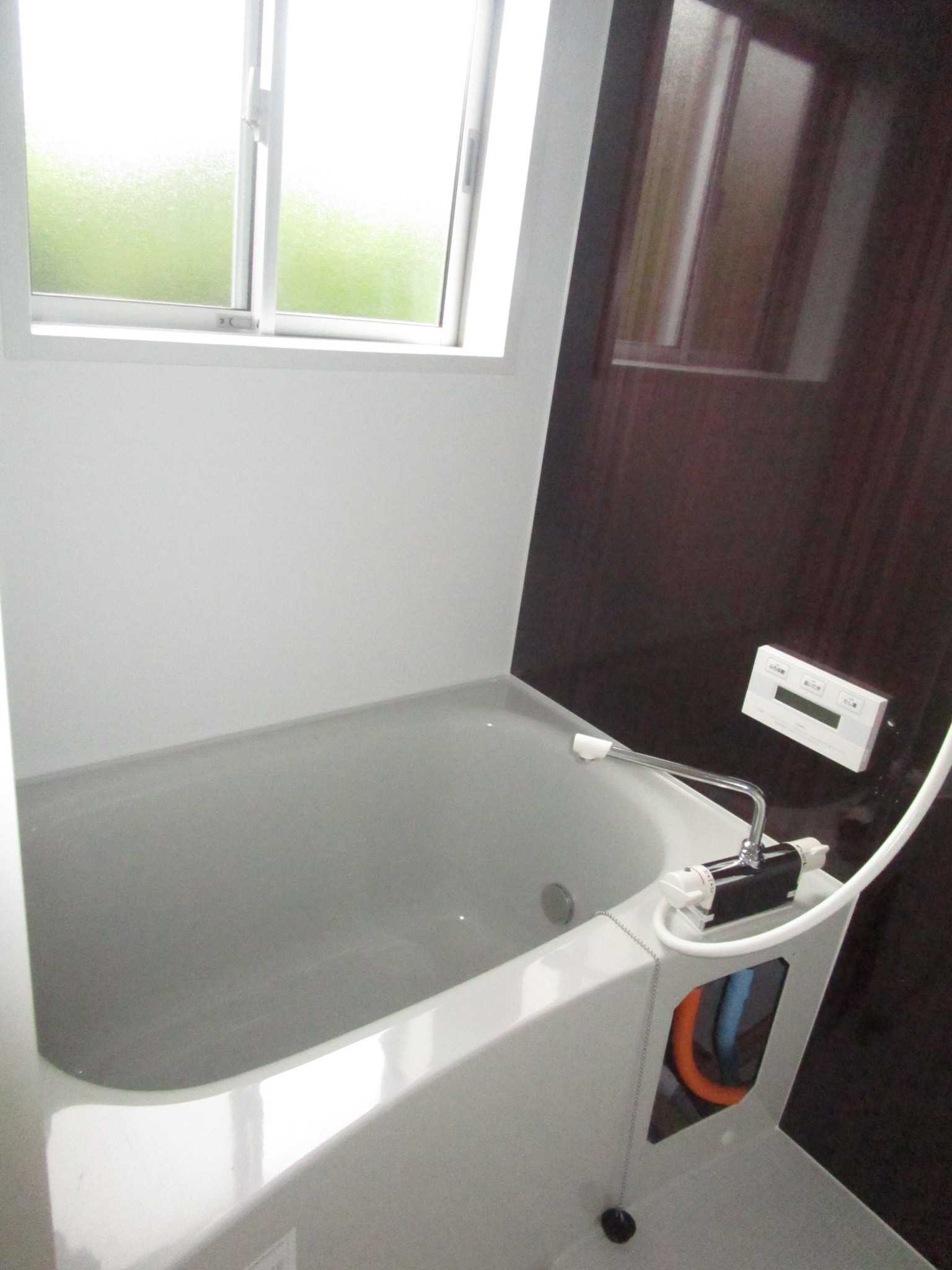 バス・シャワールーム　お風呂にも窓があるので、換気・採光に良い追い焚き機能付き♪