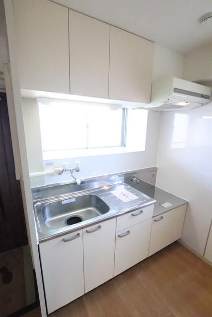 キッチン　上下に収納があるキッチンです