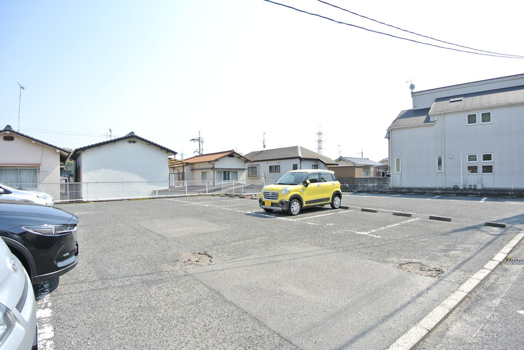 【トリヴァンベール吉田の駐車場】