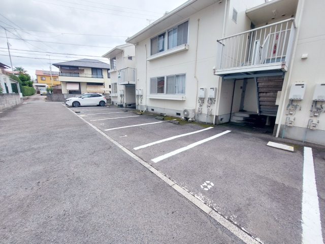 【松山市水泥町のアパートの駐車場】