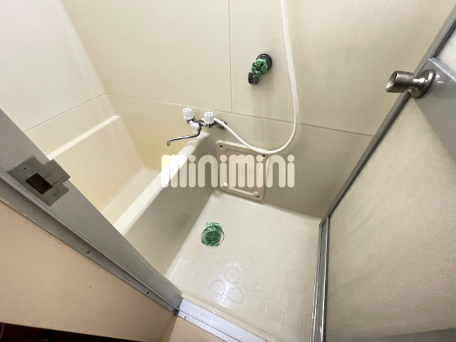 バス・シャワールーム　清潔感あるバスルームですね。