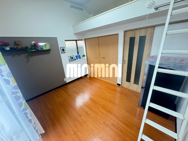 居室・リビング　天井が高く開放感あるお部屋です。