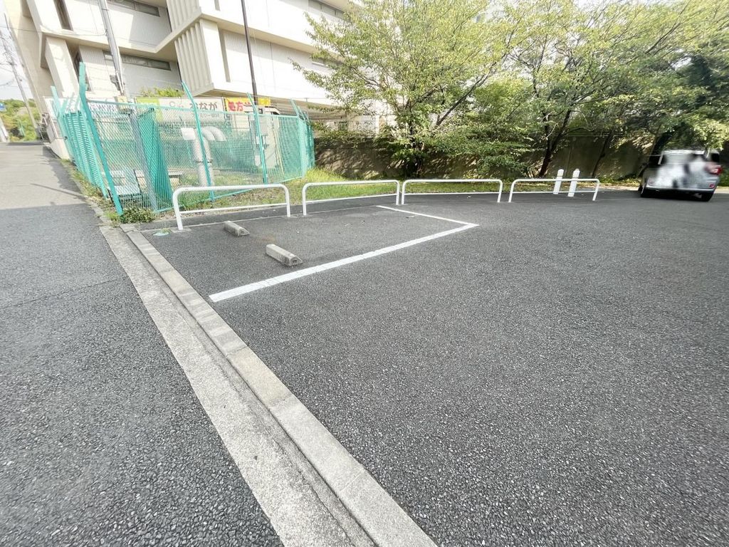 【横浜市戸塚区下倉田町のアパートの駐車場】