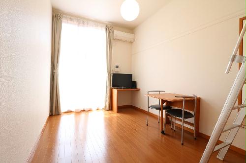 その他部屋・スペース　日当たりの良い南向きで開放的な窓から日が差し込みます。