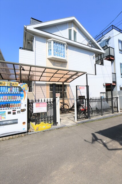 【松山市紅葉町のアパートの建物外観】