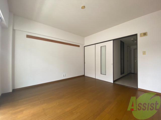 その他部屋・スペース　別の角度から洋室を撮影しました。日射しがあり明るい印象。