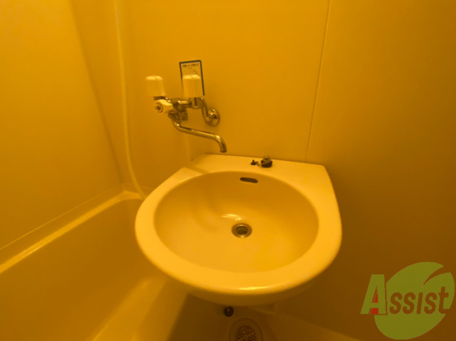 洗面設備　洗面台です。シンプルなつくりなので、お手入れしやすそうです。