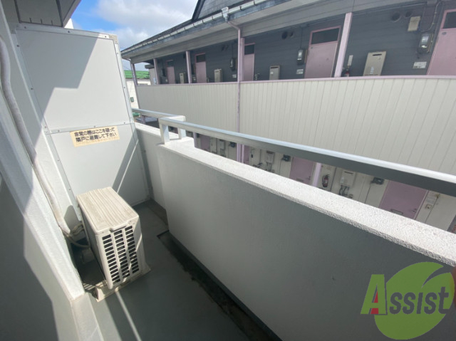 バルコニー　バルコニー。洗濯物がはかどりそうな広さがありますよ。