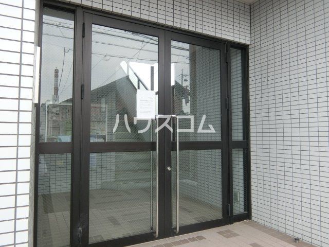 【四日市市茂福町のマンションのエントランス】