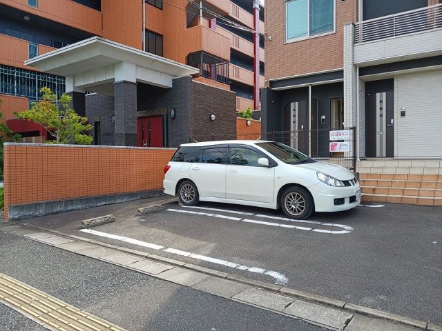 【シャルマン・花みずきIII　Ａの駐車場】