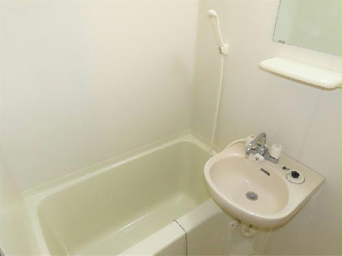 バス・シャワールーム　洗面台とユニット式のお風呂です