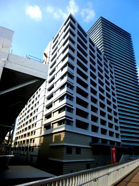 【高槻市白梅町のマンションの建物外観】