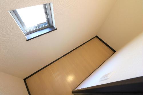 その他　サービスルームあり。物置として活用すればお部屋がスッキリ