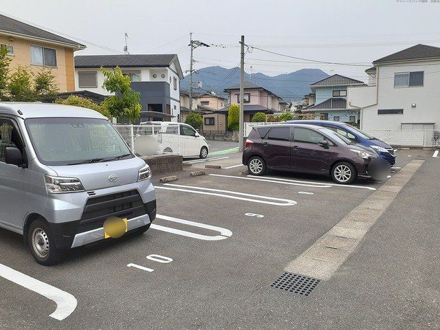 ピース　アドバンテージ　II番館の駐車場