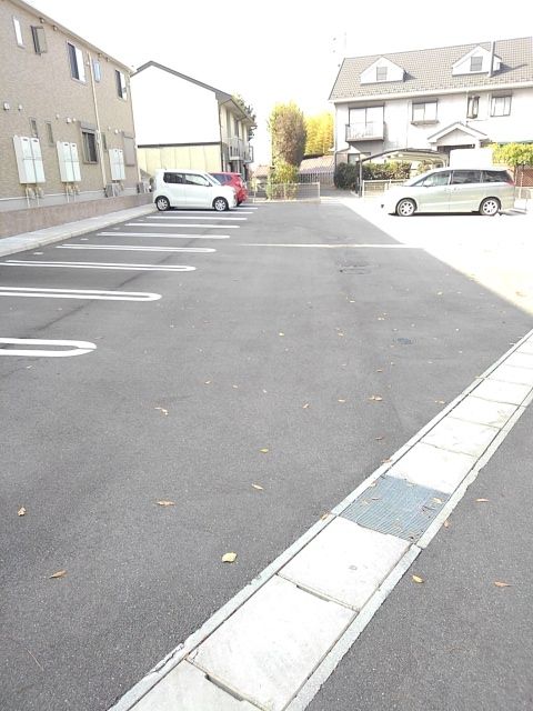 【四日市市山城町のアパートの駐車場】