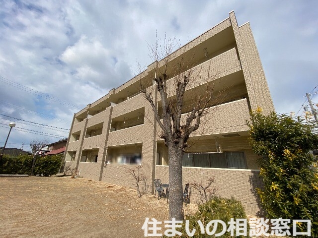 西尾市一色町一色のマンションの建物外観