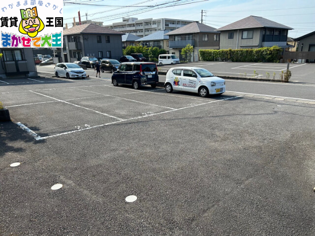 【西彼杵郡長与町まなび野のアパートの駐車場】