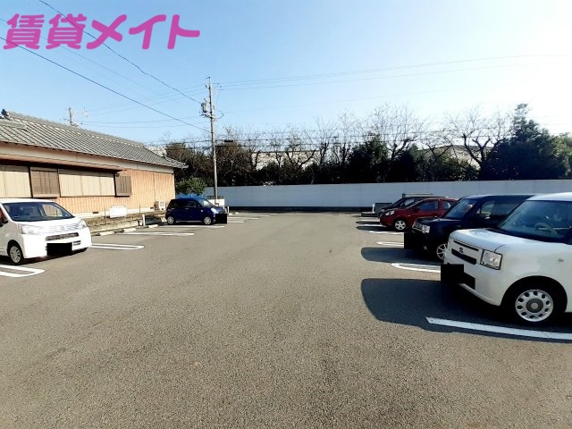 【鈴鹿市三日市南のアパートの駐車場】