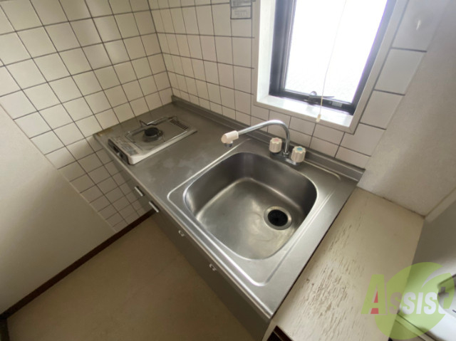 キッチン　シンプルなキッチンです。一人暮らしにはちょうどいいサイズ。