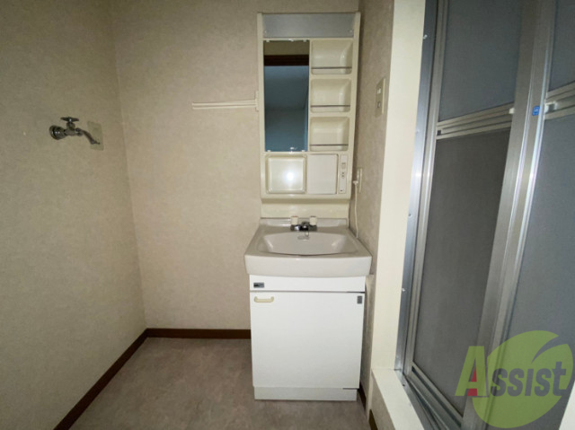 洗面設備　洗面台。朝の身支度はここでばっちり決めましょう。