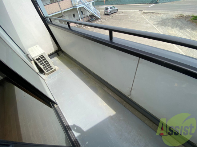 バルコニー　バルコニー。洗濯物がはかどりそうな広さがありますよ。