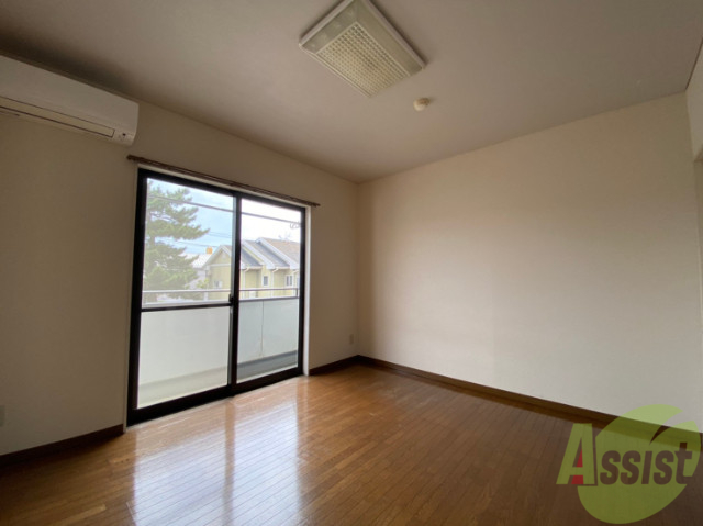 居室・リビング　７帖の洋室です。広々として、きれいですね。