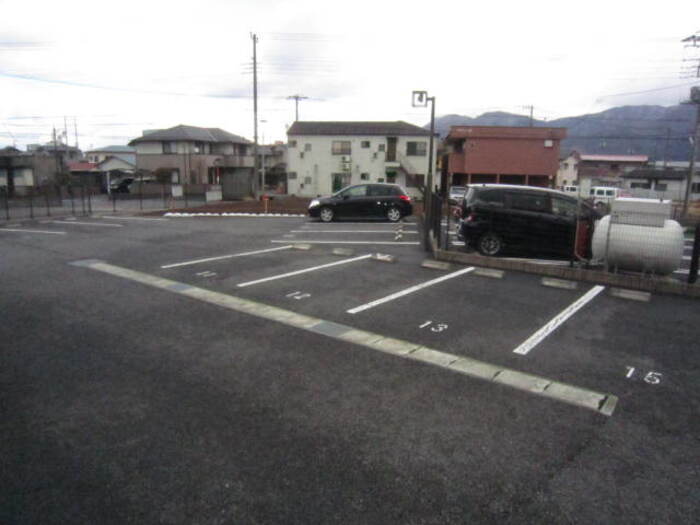 【セジュール石原坂の駐車場】