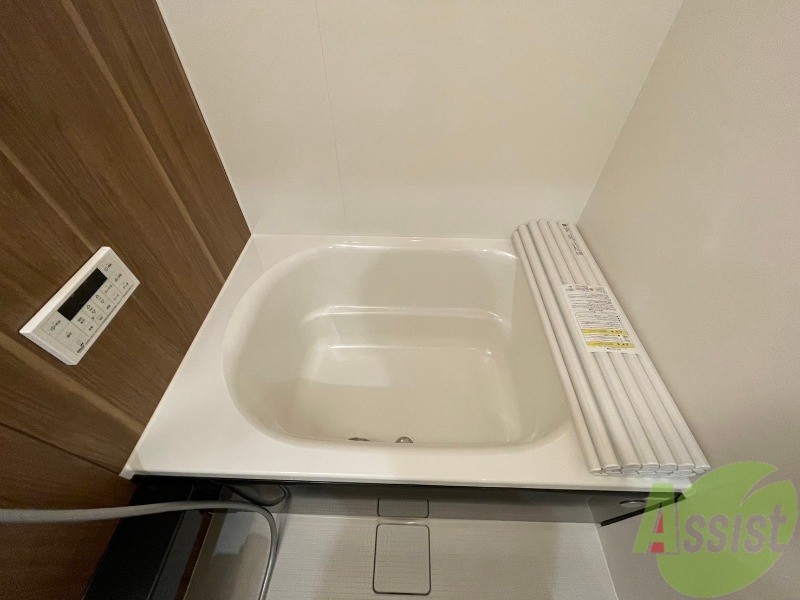 バス・シャワールーム　こちらはバスルームでございます。追い焚き機能付きです。