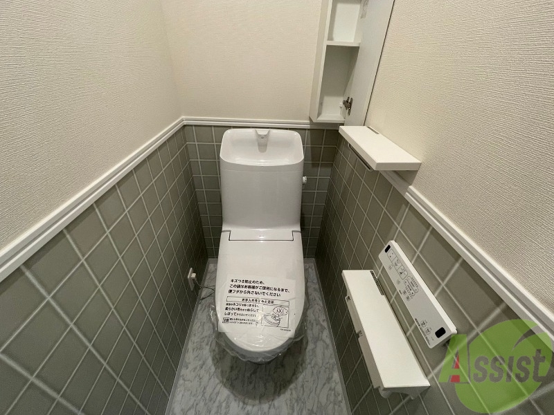 トイレ　こちらトイレルームでございます。ウォシュレット機能付きです。