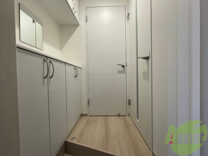 玄関　こちら玄関の写真でございます。照明設備もございます。