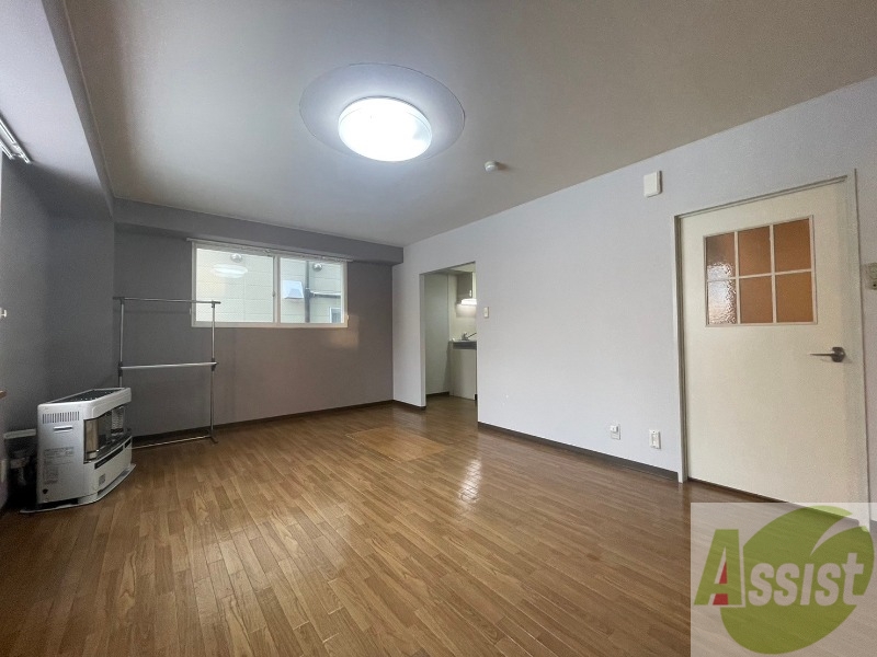 居室・リビング　木目のフローリングは落ち着きのある印象のお部屋になりますね。