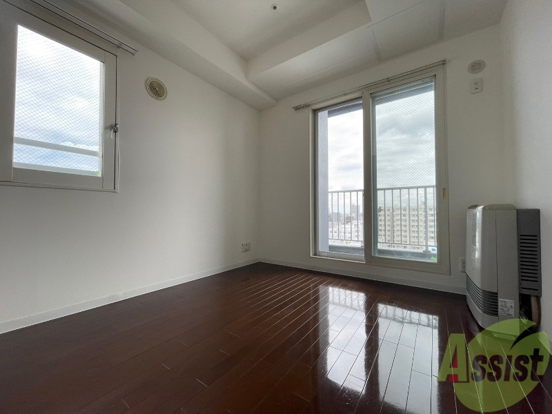 その他部屋・スペース　寝室はこちらです。光が差し込む、温かみのあるお部屋です