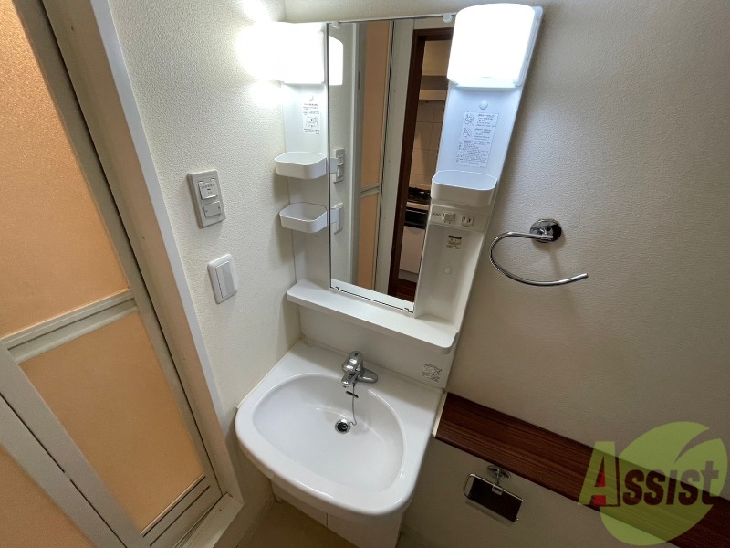 洗面設備　大きくて使いやすそうな独立洗面台になっています。