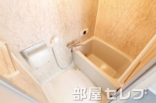 バス・シャワールーム　追い焚き機能付きのバスルームです。