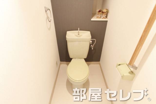 トイレ　お洒落な棚の付いたトイレです。