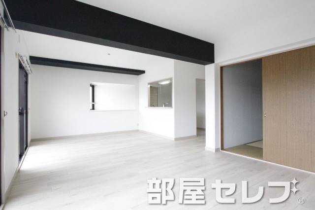 居室・リビング　南向きの広々リビング　人気のカウンターキッチン。