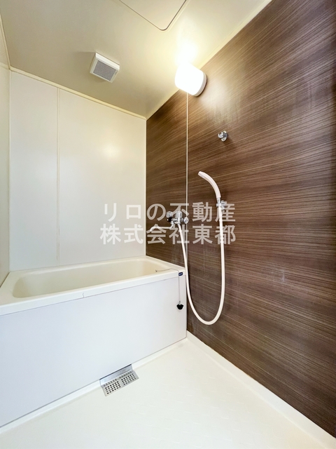 バス・シャワールーム　バス・トイレ別でゆったりお風呂につかれます