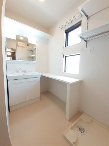 洗面設備　明るい洗面所です