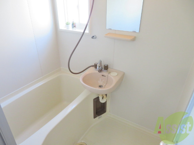 バス・シャワールーム　バスルームは狭すぎず、シャワーも浴びやすそうです。