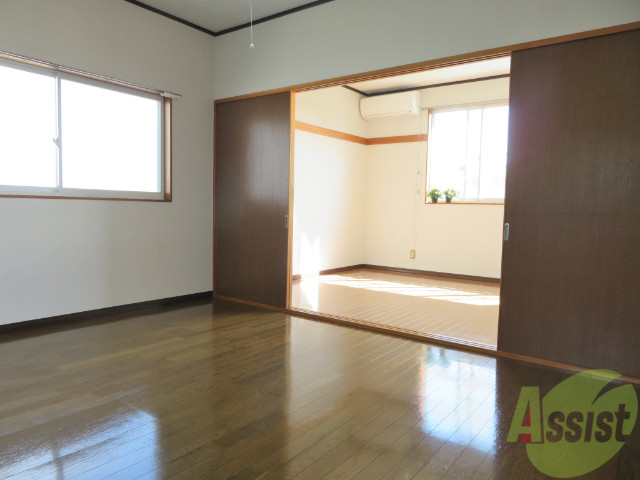 居室・リビング　リビングは、広々していて陽当たりもよさそうですね。